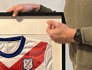 Wethouder Tijhof ontvangt Sportclub Rijssen shirt als dank