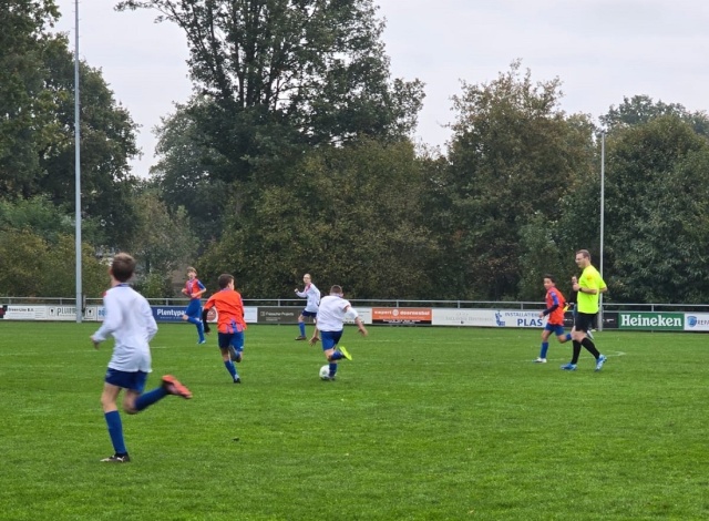JO14 bijt van zich af