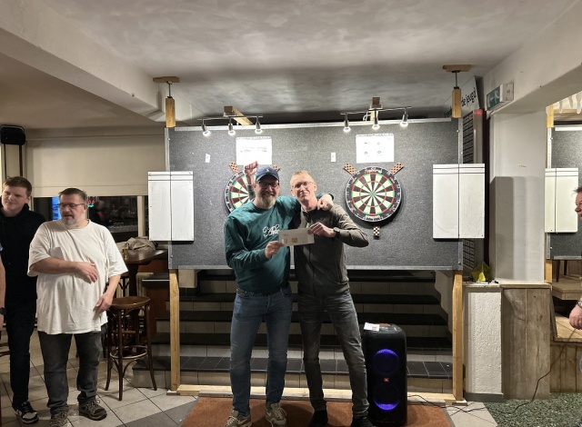 Rick & Julian pakken de hoofdprijs met darten!