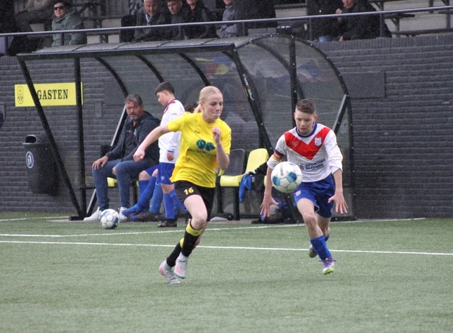 JO15 is heer en meester in Borne